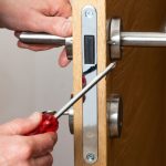 Comment installer une serrure sur une porte intérieure ?