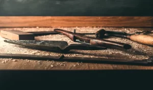 outils sur une table en bois