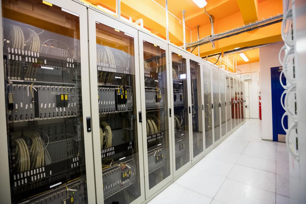 Rangée de baies de serveurs et de câbles pour l'infrastructure de stockage NAS